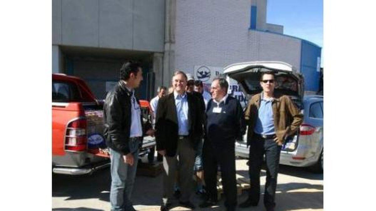 Los representantes de las empresas y la oenegé, durante el acto