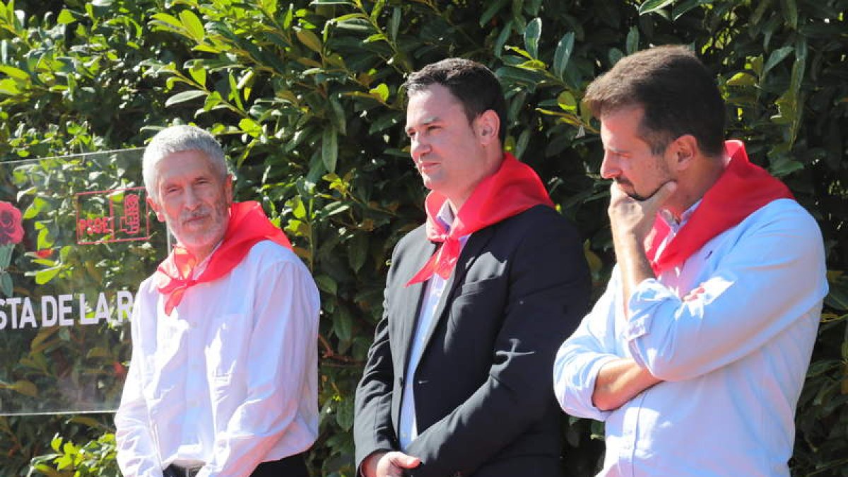 Grande-Marlaska, Cendón y Tudanca, ayer en la Fiesta de la Rosa, en Ponferrada. ANA F. BARREDO