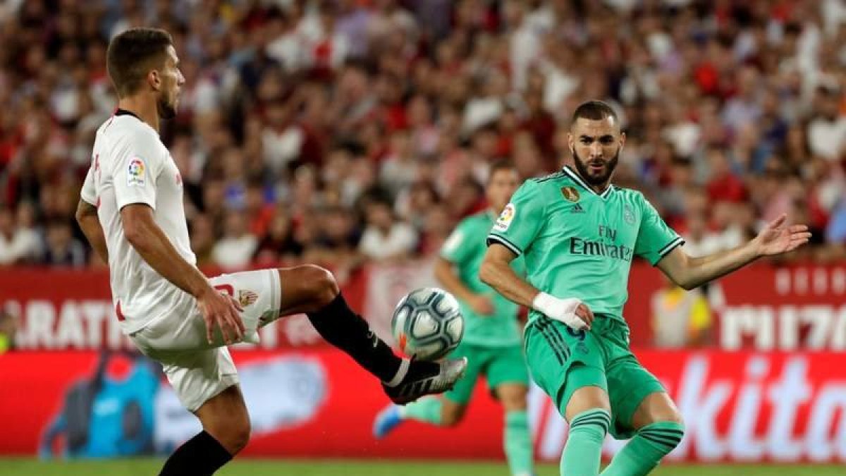 Benzema fue de nuevo el referente del Real Madrid en ataque y el autor del único gol del partido frente al Sevilla. JULIO MUÑOZ