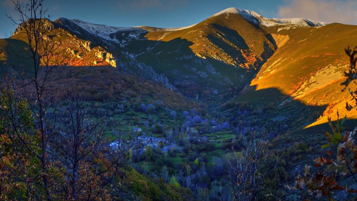 Vista del pueblo Los Montes de la Ermita (Igüeña), en las faldas de la Sierra de Gistredo, una de las zonas que se verá afectada por los proyectos planteados.