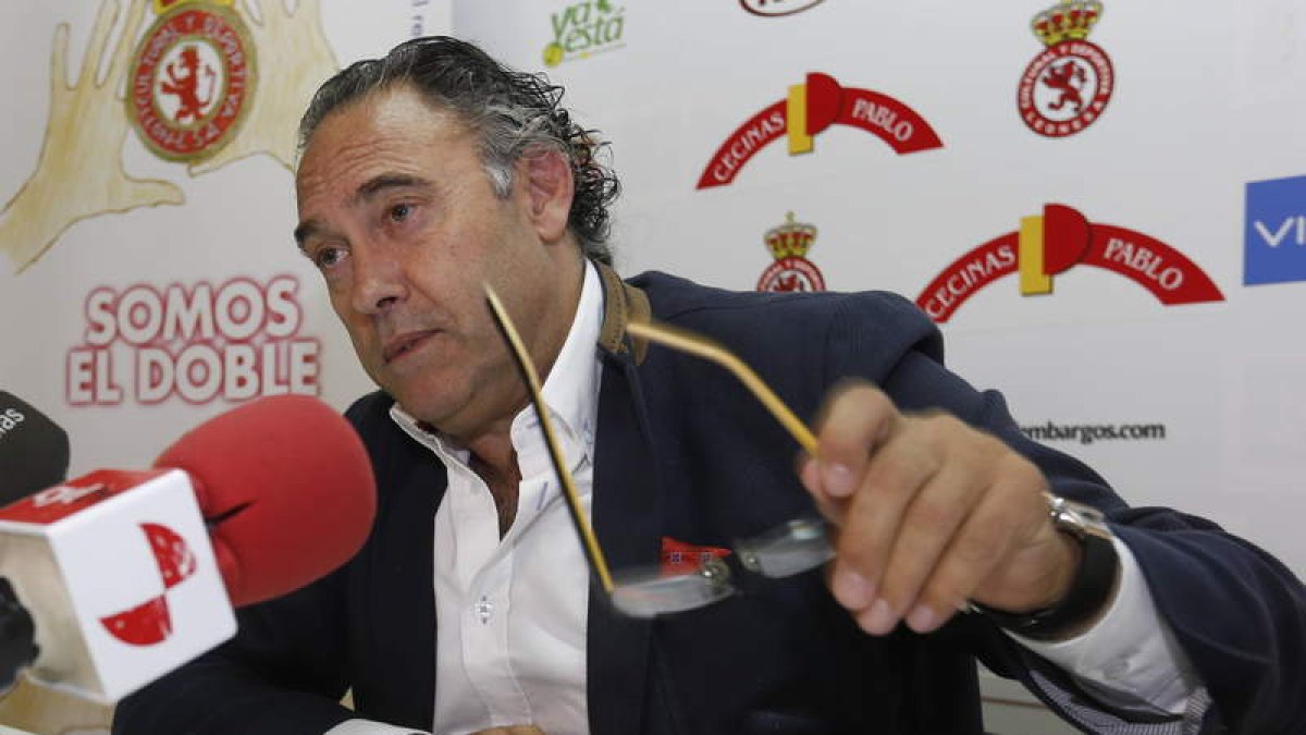 Felipe Llamazares durante una rueda de prensa. Abajo, comunicado interno en el que notifica que la campaña de abonados se realizará a partir de mediados del próximo mes de julio. JESÚS