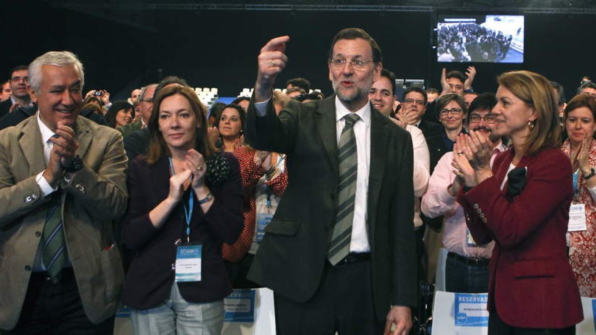 Javier Arenas, Elvira Fernández, esposa de Mariano Rajoy, éste y Dolores de Cospedal, tras ser reelegido presidente del PP.