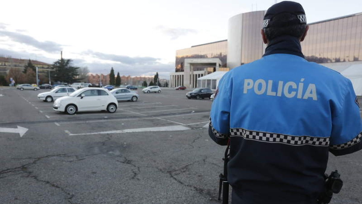 El operativo de control marca un perímetro alrededor de la zona del espectáculo final, en la explanada frente al auditorio. MARCIANO PÉREZ