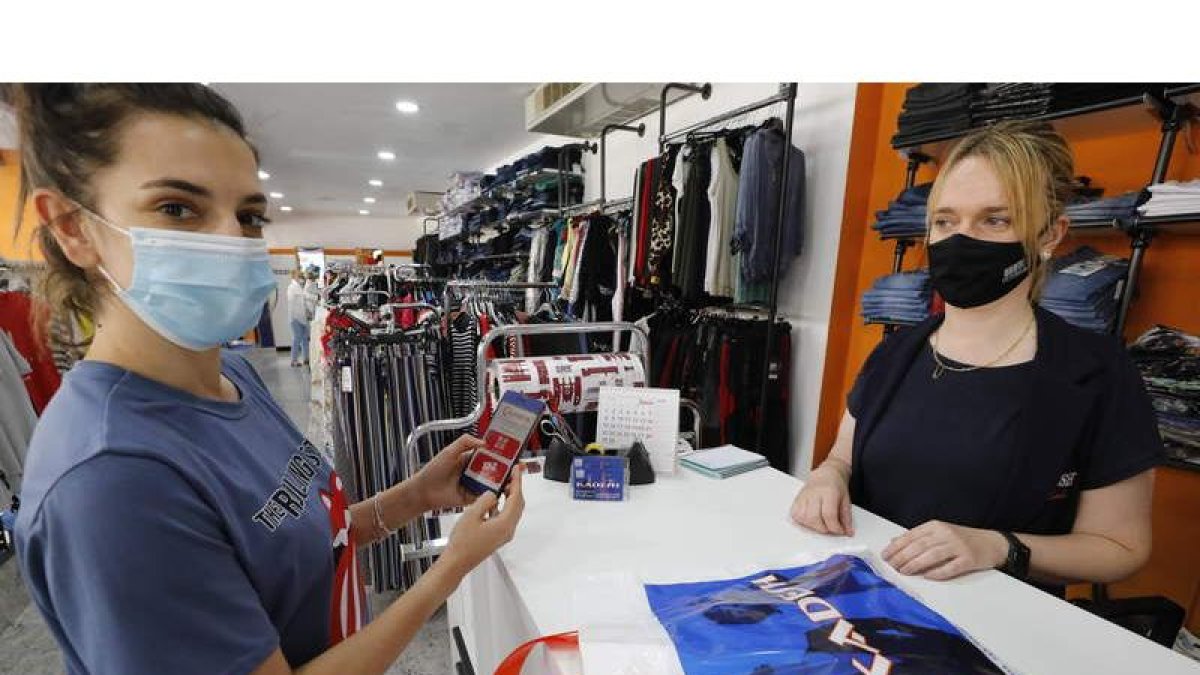 Marta Carbajo (derecha), de Kadesh Moda, realiza una venta a una clienta que adquirió el bono. MARCIANO PÉREZ