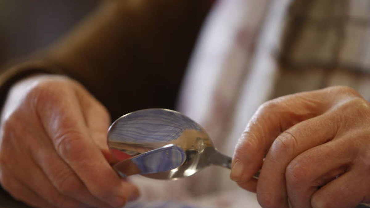 Un enfermo de alzhéimer practica para recordar el uso de los cubiertos.