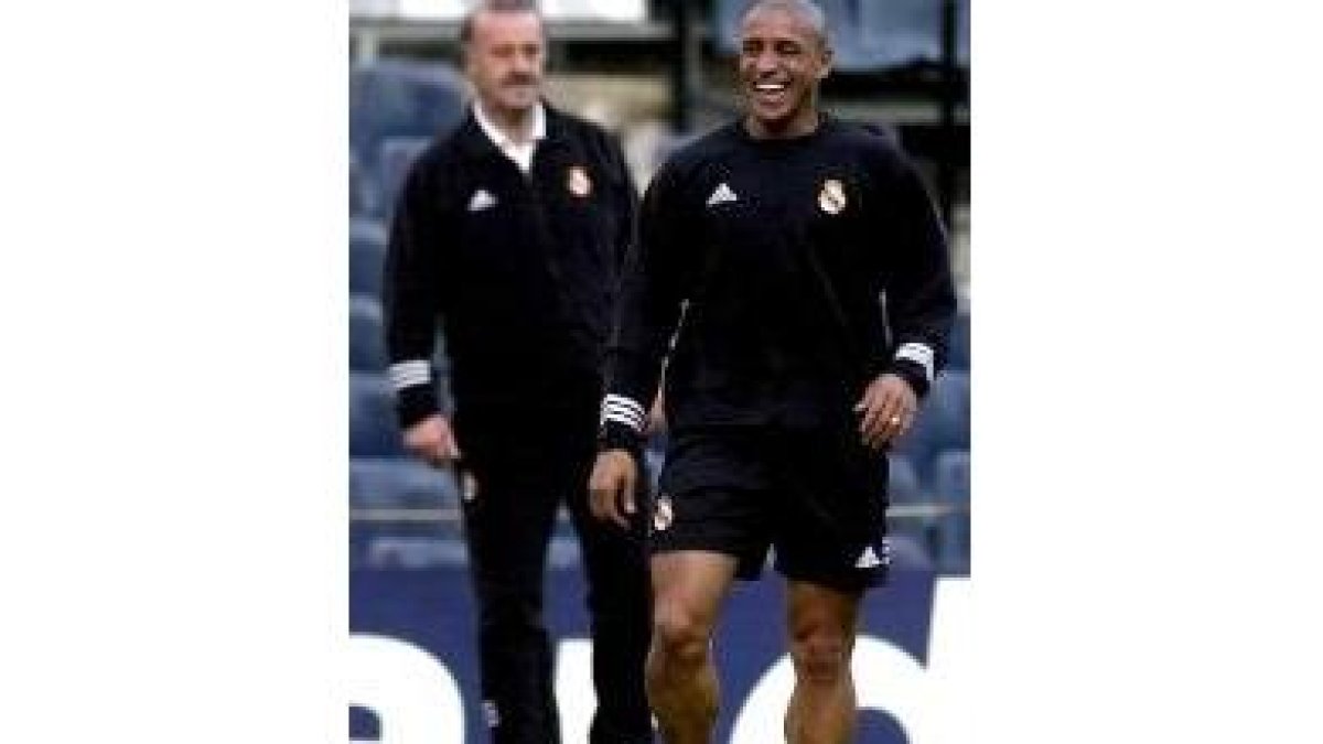 Roberto Carlos, junto a Del Bosque, se perderá el partido por una lesión