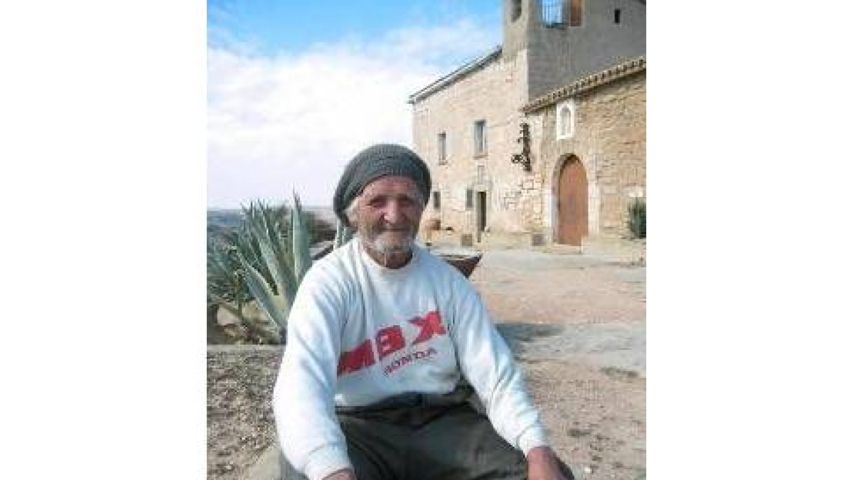 Teófilo García, en la explanada que se abre delante de la ermita de Santa Bárbara, su hogar