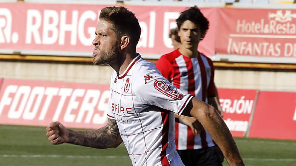 Nahuel Arroyo celebra como muestra la imagen el gol que dio el primer triunfo a la Cultural en el campeonato de Liga de Primera RFEF ante el Athletic B. MARCIANO PÉREZ