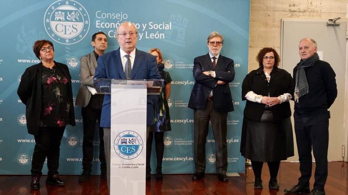 Cabero con los representantes de CC OO, UGT y Ceoe. LETICIA PÉREZ