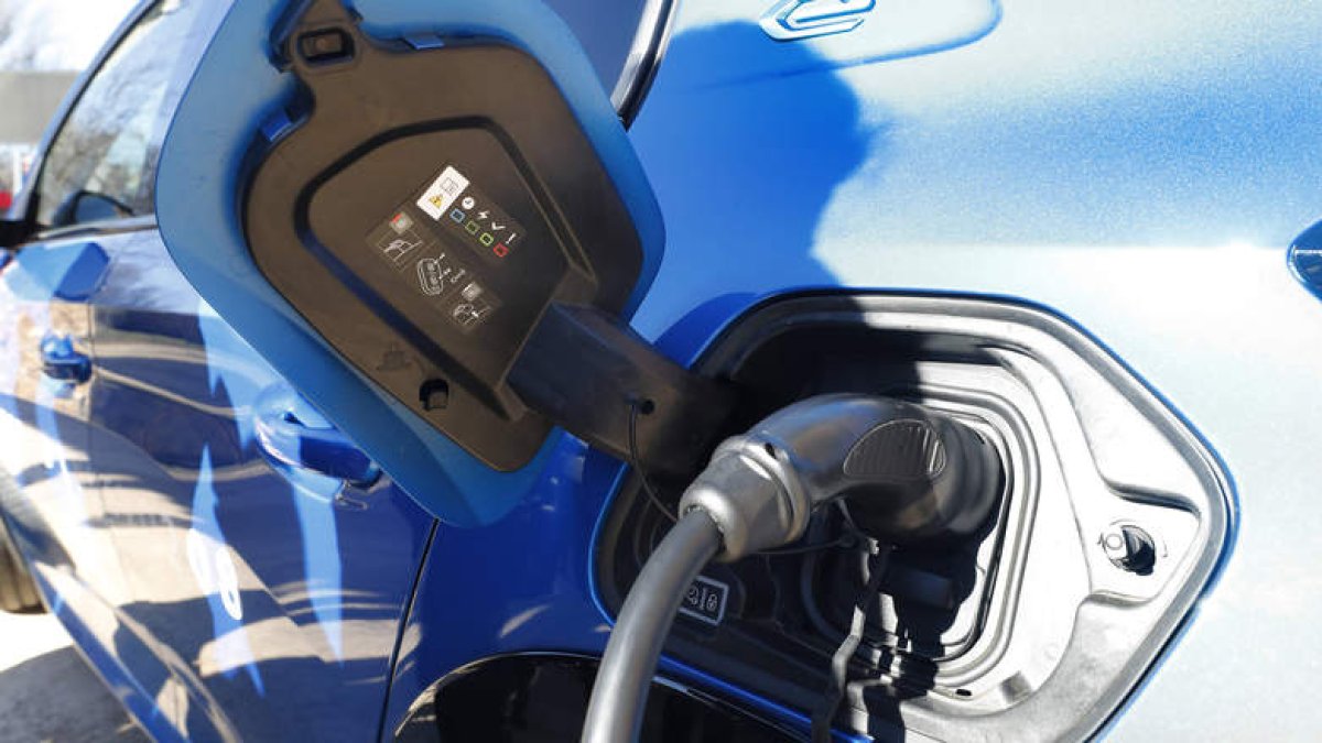Una manguera de carga de electricidad a un vehículo. RAMIRO