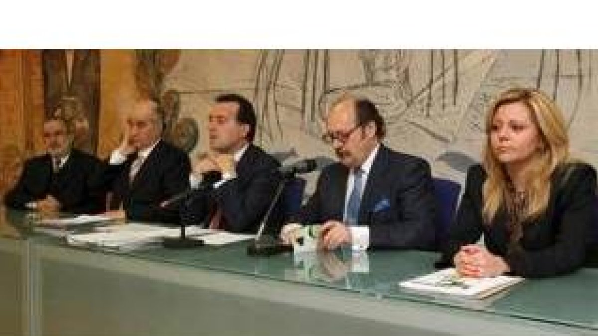 Flecha, Merino, Rallo, Gavilanes y Aráncha Gutiérrez durante el acto