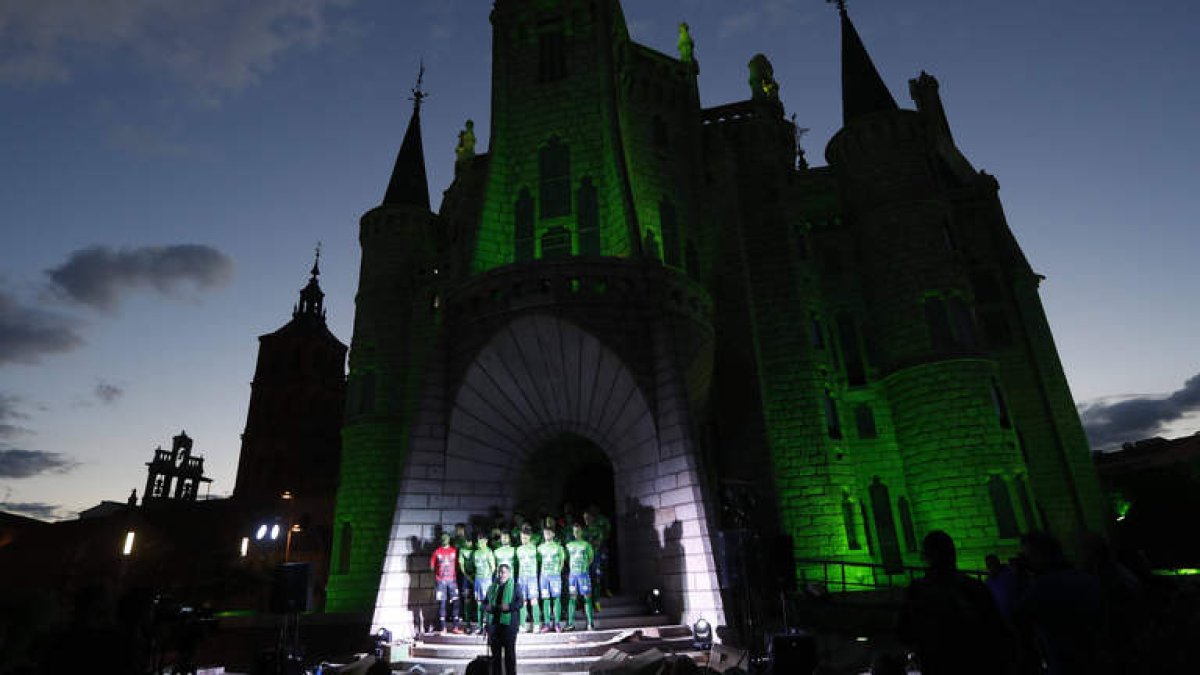 Con un particular conjuro en verde la plantilla del Astorga se retó ayer para el ascenso ante el Palacio de Gaudí. JESÚS F. SALVADORES
