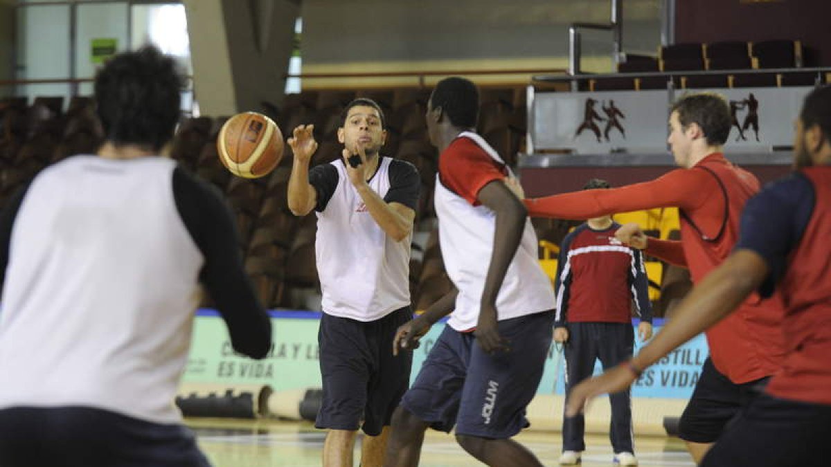Quezada, en un entrenamiento, es el mejor recurso de Baloncesto León desde el perímetro.