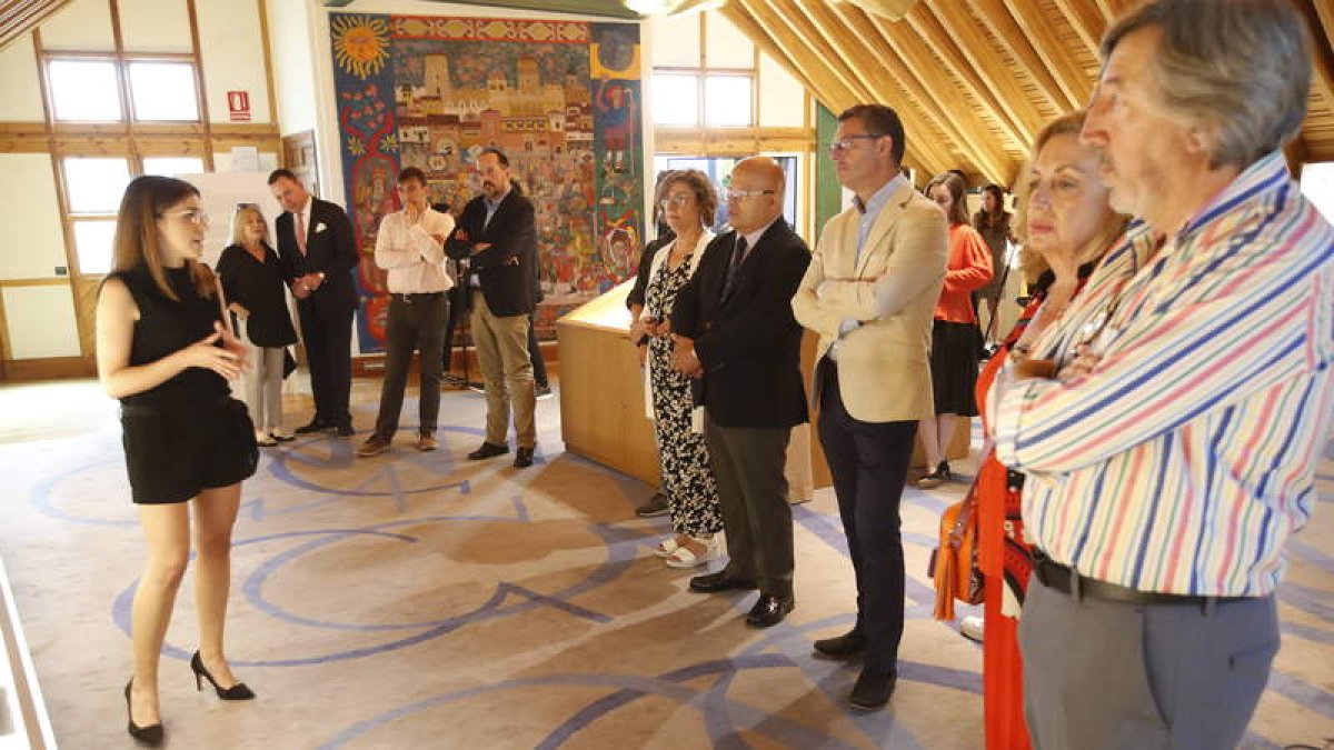 Natividad Pan explicando las principales características que presenta y ofrece ‘Anverso y reverso’, la nueva exposición de Casa Botines. RAMIRO