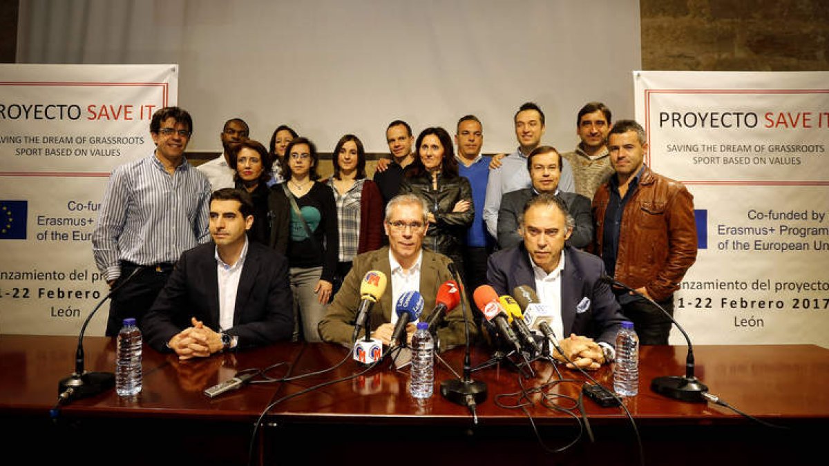 Ignacio Álvarez, José María López Benito y Felipe Llamazares, en primer plano, junto a los representantes de las otras seis asociaciones implicadas en el proyecto. MARCIANO