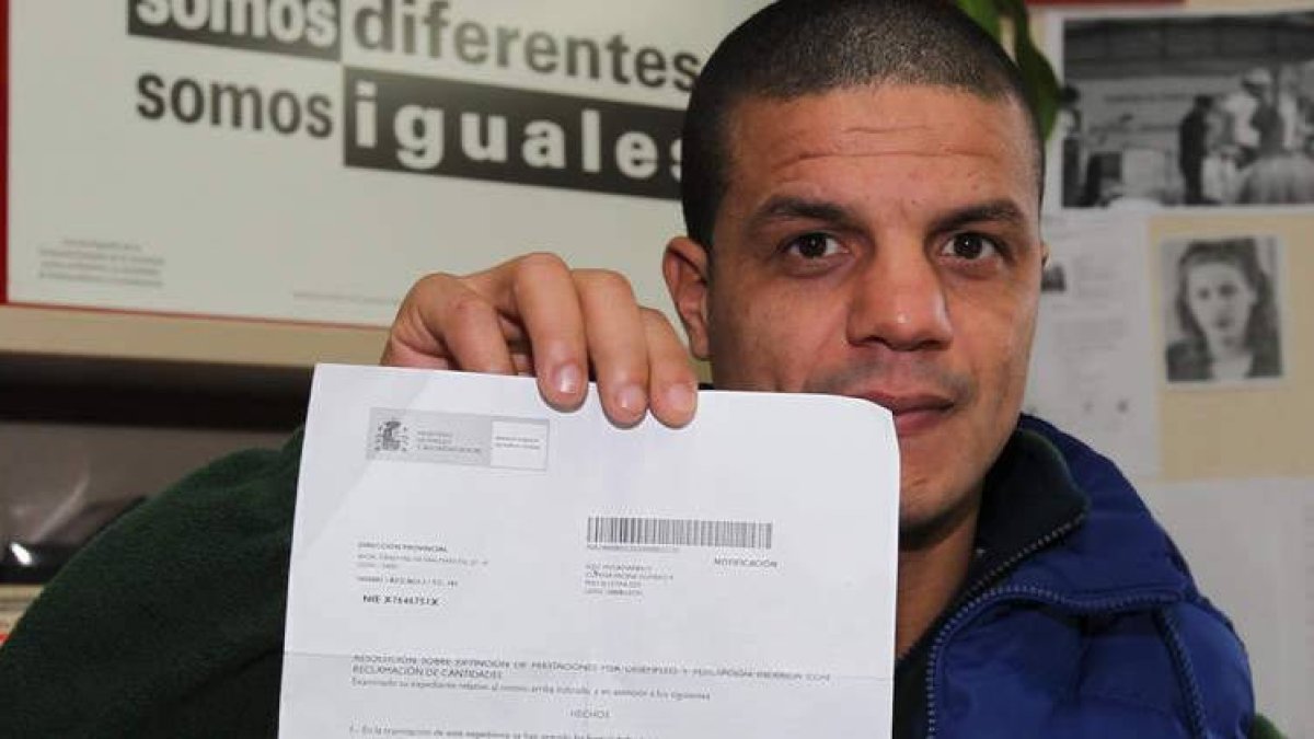 Aziz muestra la respuesta del Sepe a su escrito de alegaciones ante la sanción impuesta por salir sin pedir permiso.