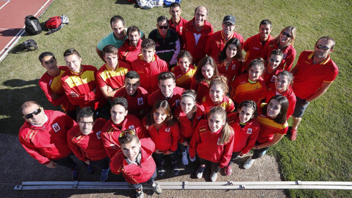 Villacorta (a la derecha) con los atletas que pujan por estar en el Europeo entre los que se encuentran los leoneses Celada, Victoria Salvadores y Alegre. JESÚS F. SALVADORES