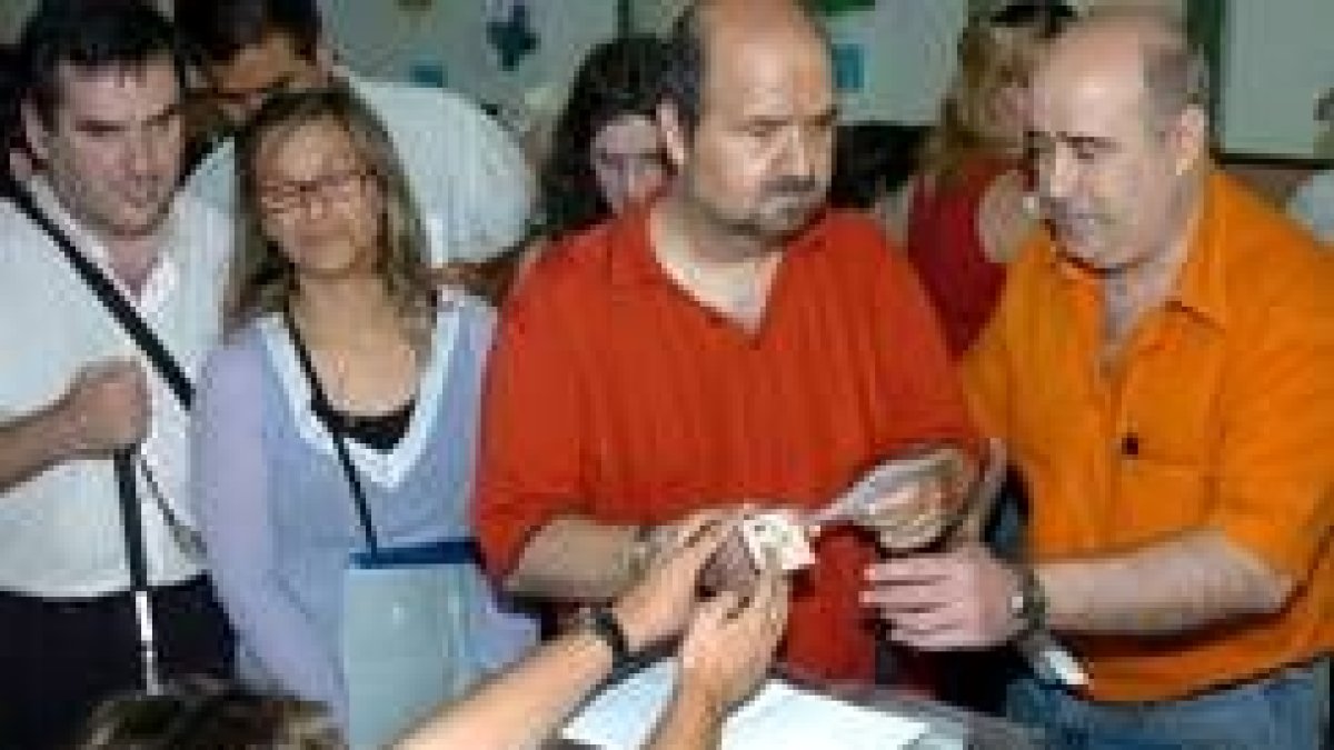 Una decena de invidentes acudieron ayer a votar