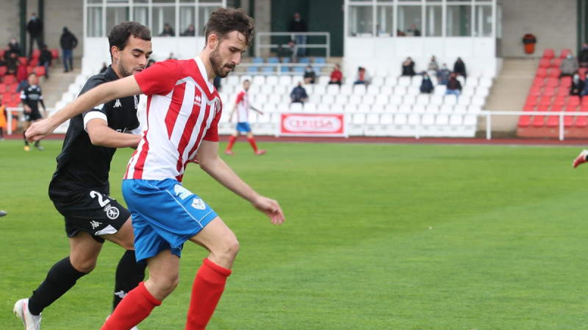 El campo de Los Dominicos pasó control de temperatura a todo los asistentes al derbi provincial La Virgen-Atlético Astorga del campeonato de Liga de Tercera. FERNANDO OTERO
