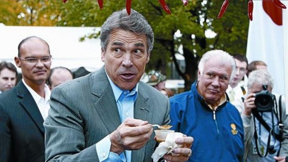 Trago amargo de Rick Perry, durante una visita de campaña electoral en New Hampshire, el sábado.