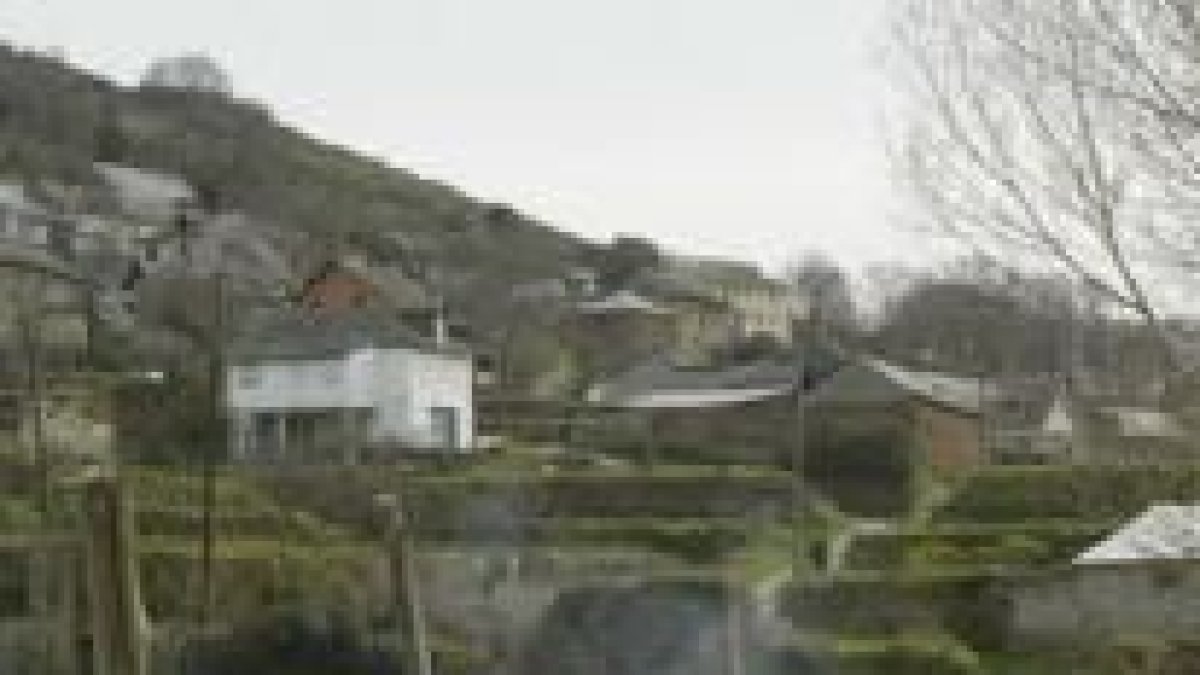 Vista general de la población de Librán y sus montes próximos, en el municipio de Toreno