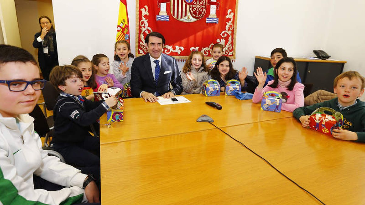 Suárez Auiñones, con los hijos de los empleados.