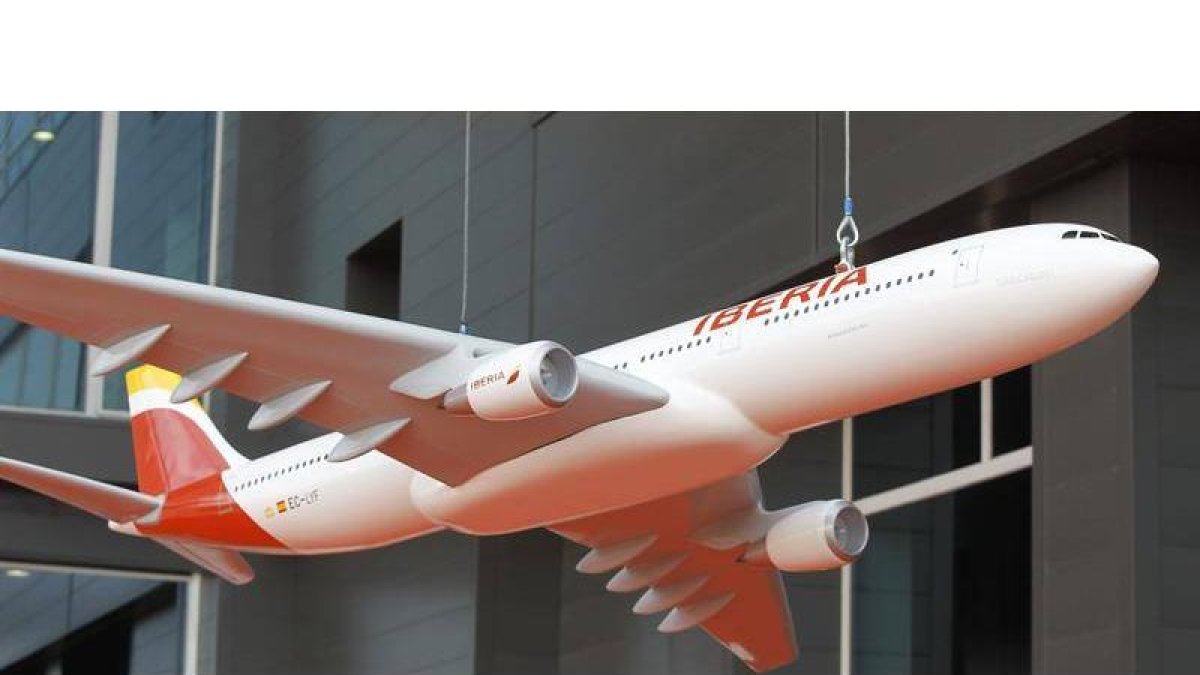Una maqueta de un avión de Iberia, en la presentación de la nueva marca de la aerolínea.