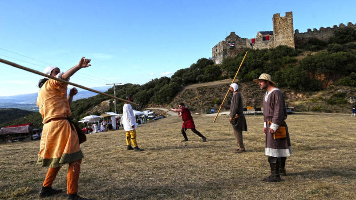 Participantes del torneo de tiro a la estaca, en las inmediaciones del castillo