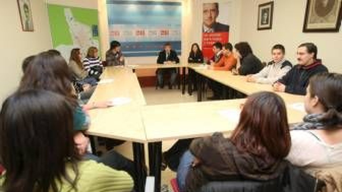 Francisco Fernández, al fondo, se reunió ayer con una representación de Juventudes Socialistas