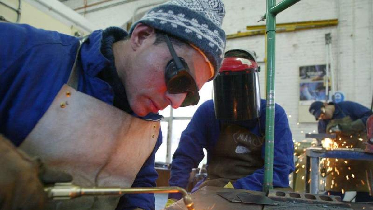 Alumnos de un curso de soldadura en León, dentro de un programa para que personas desempleadas consigan trabajo.