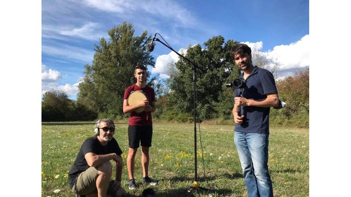 El músico Pablo Suárez, en el centro de la imagen, junto a Carlos Arede (izda.) y Juan Marigorta, autores de los videos. DL