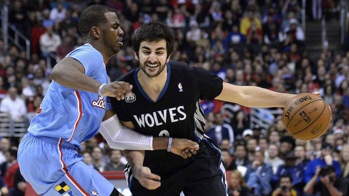 Ricky Rubio trata de avanzar con el balón ante Chris Paul.