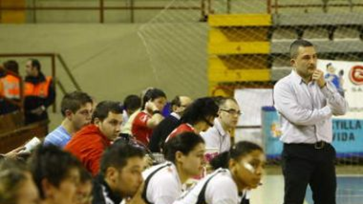 El técnico del Cleba, Diego Soto, sigue atento el juego.