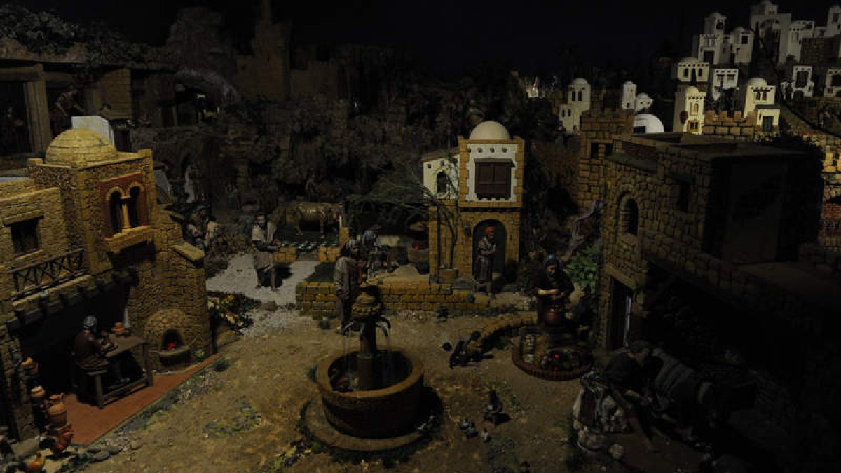 Dos escenas recreadas en el belén de la residencia de las Hermanitas de los Ancianos Desamparados, frente a El Corte Inglés, un Nacimiento de larga tradición en la ciudad que está abierto al público.
