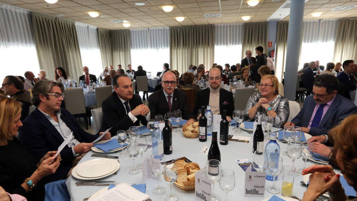 Las autoridades e invitados, ayer tarde en la Casa de León en Madrid. RAQUEL P. VIECO
