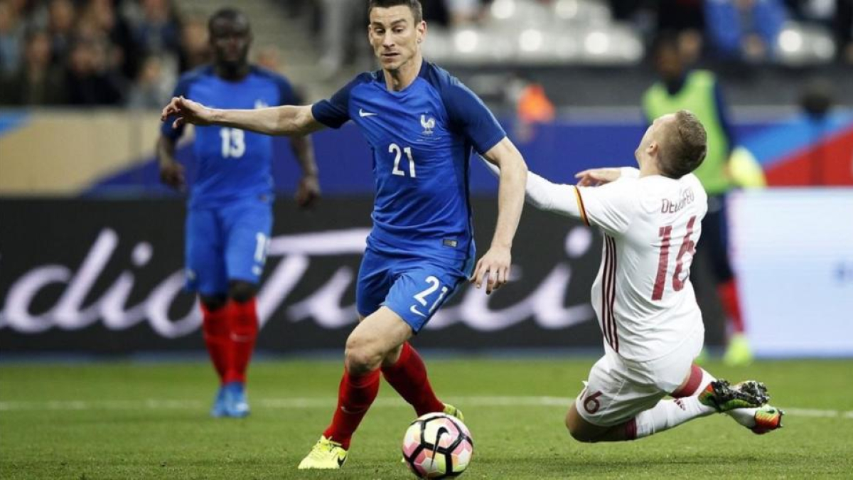 Momento en que Laurent Koscielny cometió sobre Gerard Deulofeu.