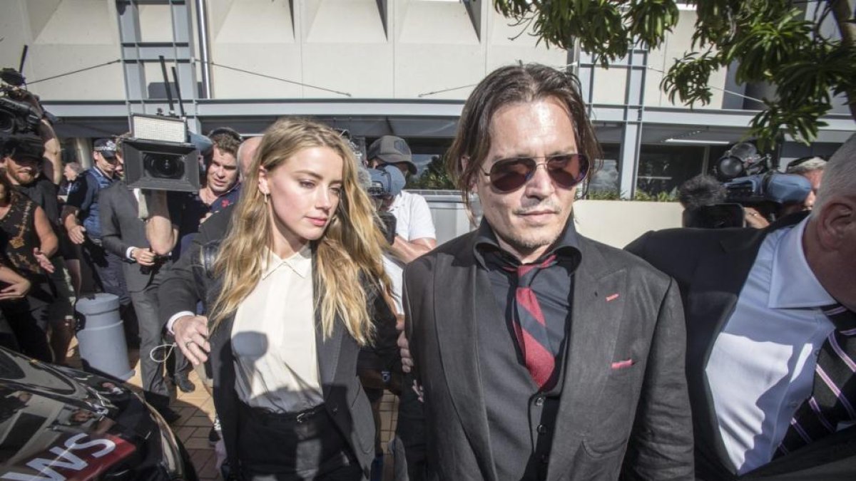 El actor Johnny Depp y su esposa, la también actriz Amber Heard, a su llegada al tribunal australiano, en Southport, hoy.