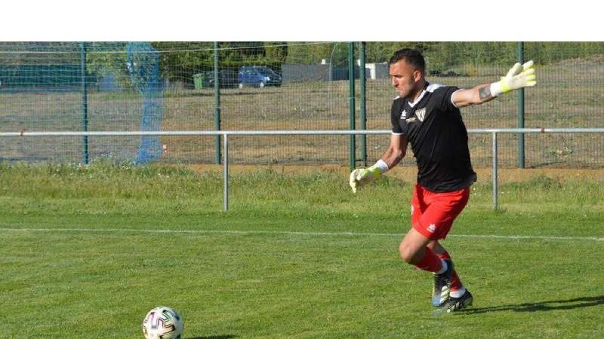 Marcos, portero del Atlético Mansillés, tuvo una destacada actuación ante el Fabero. ALBA BLANCO