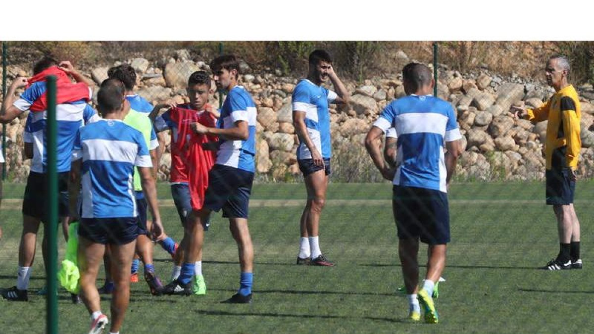 Carlos Terrazas da instrucciones a sus jugadores durante un entrenamiento de la Deportiva en el Anexo de El Toralín. L. DE LA MATA