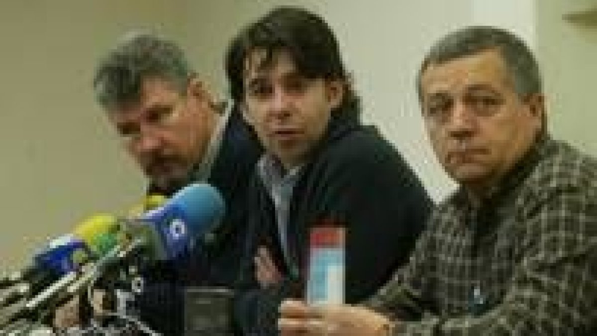 Representantes de UGT y CC.OO. durante la rueda de prensa