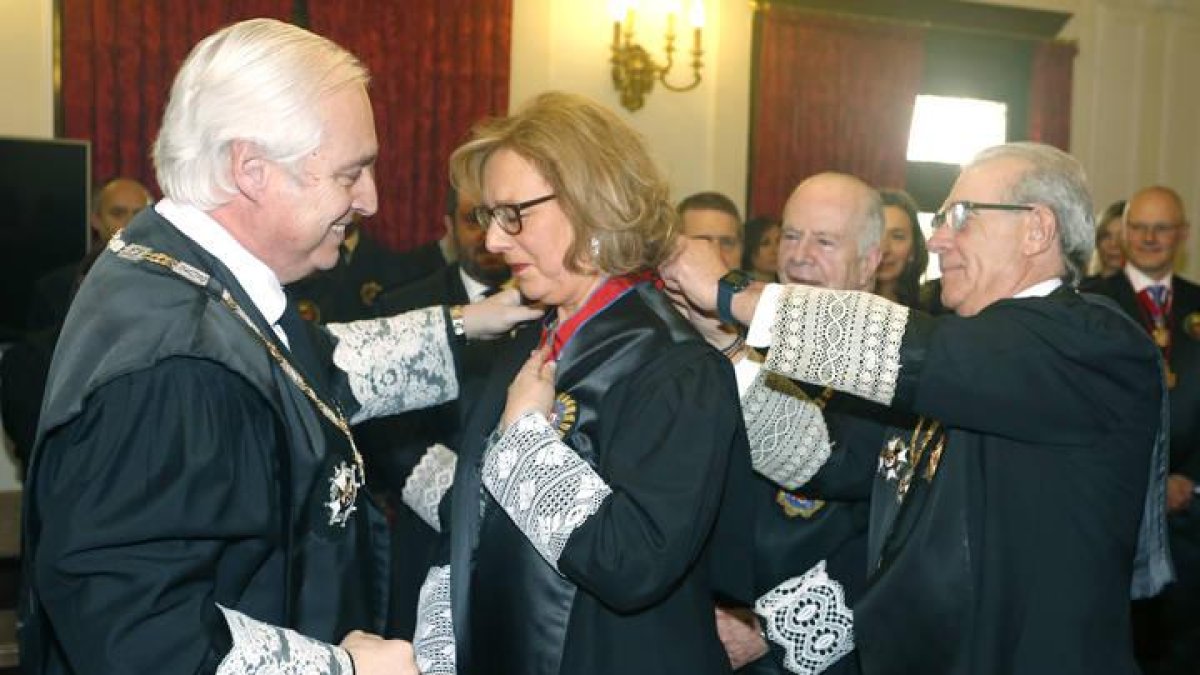 El presidente del Tribunal Superior de Justicia de Castilla y León, José Luis Concepción, impone la Cruz de San Raimundo de Peñafort a María Dolores González, magistrada jubilada del Juzgado de Primera Instancia número 7 de León