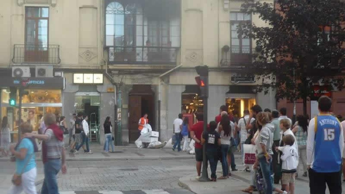 Efectivos del 112 retiran el improvisado colchón dispuesto por si se producía el suceso.