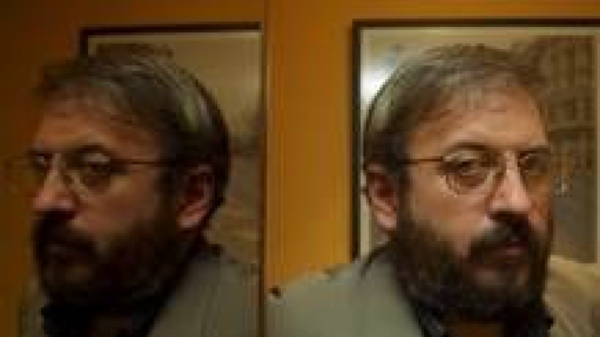 El escritor leonés Antonio Toribios acude hoy al Club de Prensa
