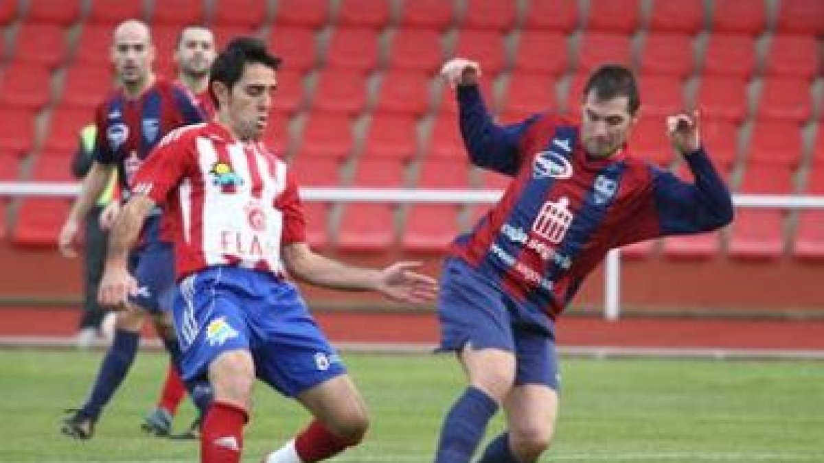 Puente intenta arrebatar el balón a un segoviano.