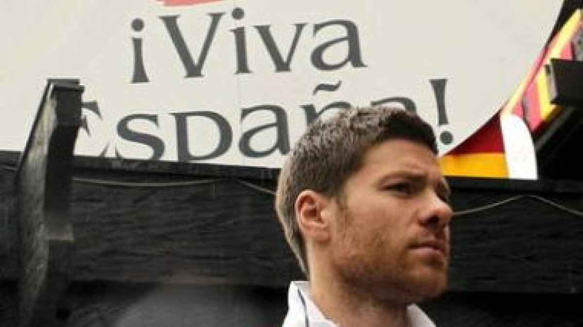 Xabi Alonso en la puerta del hotel en el que está concentrado el equipo español en Schruns.