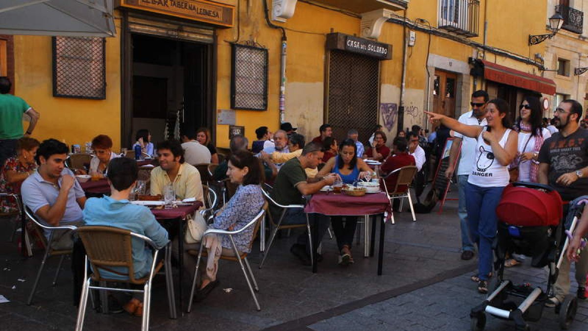 Las temperaturas veraniegas en octubre prolongan el tiempo de ocio en las terrazas.