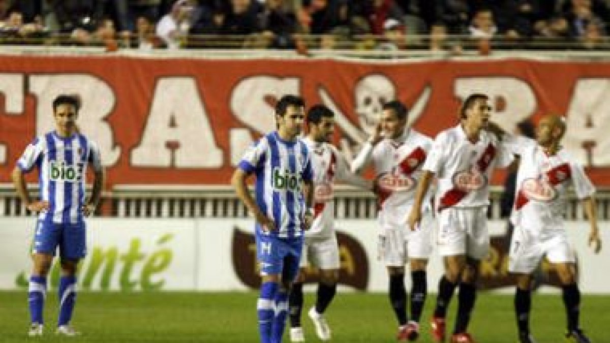 Los jugadores del Rayo celebran uno de los goles de Armenteros.