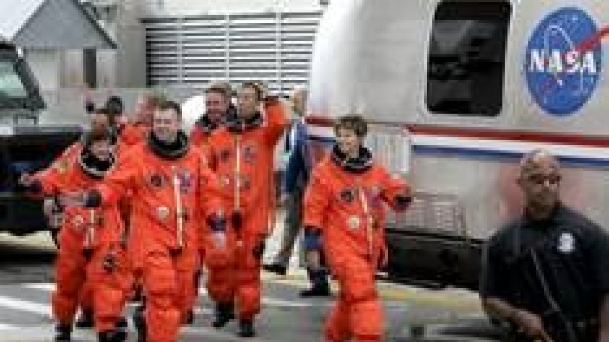 La tripulación del transbordador «Discovery» se dirigen hacia la nave para su lanzamiento