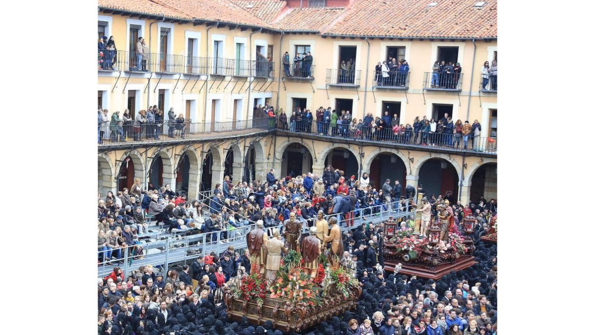 El momento central de la celebración de la procesión de Los Pasos se vive en la Plaza Mayor de la capital. SECUNDINO PÉREZ