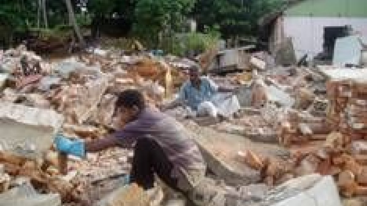 Dos hombres recogen ladrillos a las afueras de Galle, en la costa del sur de Sri Lanka